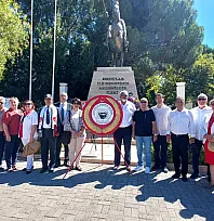 Fethiye'de Atatürk Anıtı önünde alternatif çelenk sunma töreni