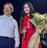 Fethiye'de Burcu Güneş'e çiçek takdimi