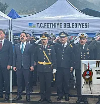 Fethiye'de Cumhuriyet Bayramı yağmur altında çelenk töreniyle başladı