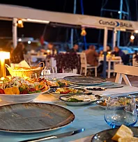 Fethiye'de Cunda Balık, deniz manzarası eşliğinde 12 ay hizmet veriyor