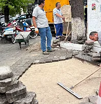 Fethiye'de deforme olan kaldırım parkeleri yenileniyor