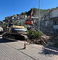 Fethiye'de depreme dayanıksız 3 bina yıkılıyor