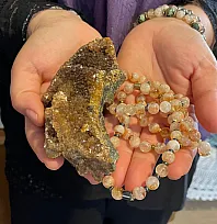 Fethiye'de doğal taşlara ilgi artıyor: Tuba Aydın sitrin taşının sırlarını açıkladı