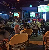 Fethiye'de final heyecanı: Yerli ve yabancı turistler ekranlara kilitlendi