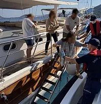 Fethiye'de gezi teknelerinde yaralanan iki kişiye tıbbi tahliye gerçekleştirildi