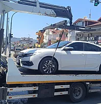 Fethiye'de hatalı park eden araç çekiciyle kaldırıldı