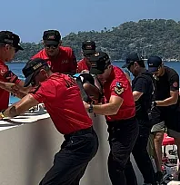 Fethiye'de işletmenin çatısına düşen yamaç paraşütü pilotu ile yolcusu yaralandı