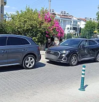 Fethiye'de kavşakta çarpışan araçlarda hasar oluştu