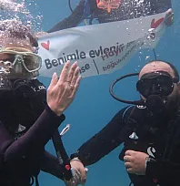 Fethiye'de kız arkadaşına 5 metre derinlikte evlenme teklif etti