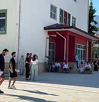Fethiye'de KPSS Heyecanı: Adaylar Sınav İçin Okullara Akın Etti