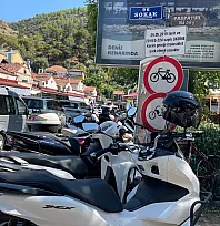 Fethiye'de Motosiklet Park Sorunu Büyüyor: Sürücüler Yasak Alanlara Park Etmek Zorunda Kalıyor
