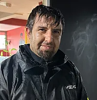 Fethiye'de örnek davranış: Kurye Vedat Yedikule, bulduğu çantayı yağmura rağmen sahibine ulaştırdı