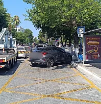 Fethiye'de otobüs durağına park eden araç çekiciyle kaldırıldı