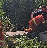 Fethiye'de otomobil dereye uçtu, Araçta mahsur kalan 2 kişi kurtarıldı