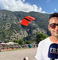 Fethiye'de paramotor gösterileri için deneyimli pilotlar gökyüzünde
