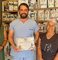 Fethiye'de sokak hayvanlarına uzanan şefkat eli: Veteriner hekime teşekkür belgesi