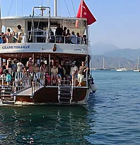 Fethiye'de turistlerin tekne turu keyfi sürüyor