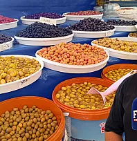 Fethiye'de yerli turistin tercihi 'kırma zeytin'