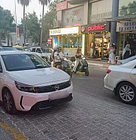 Fethiye'de yol ortasında bırakılan araç trafiği kilitledi