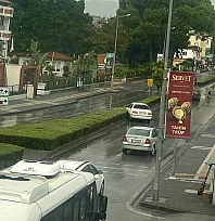 Fethiye Köprübaşı'nda araç refüje çıktı