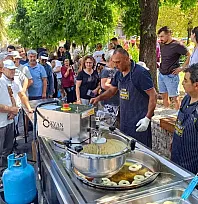 Fethiye Merkez Yeni Camii önünde hayır lokması ikramı