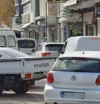 Fethiye merkezde trafik çilesi büyüyor: Çift sıra park isyan ettiriyor