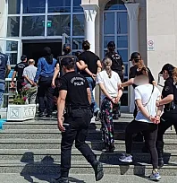 Fethiye merkezli göçmen kaçakçılığı operasyonunda yakalanan 18 şüpheli adliyeye getirildi