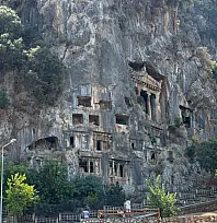 Fethiye'nin Binlerce Yıllık Tarihi Amintas Kaya Mezarları Ziyaretçilerini Büyülüyor