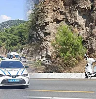 Fethiye-Ölüdeniz yolunda kaza: Kaskının içine arı giren motosikletli yaralandı