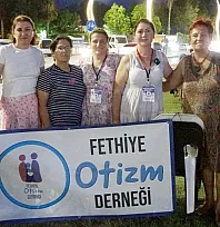 Fethiye Otizm Derneği'nden anlamlı buluşma: Üyeler ve aileler sahilde bir araya geldi