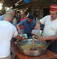 Fethiye Paspatur'da 'Çantacı İlhan' anısına kar şerbeti ikramı
