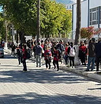 Gazi İlkokulu önünde öğle saatlerinde trafik düğümü