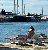 Göcek'te güneş yüzünü gösterdi, vatandaşlar denize girdi