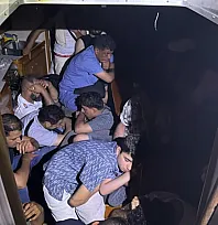 Gökova Körfezinde yelkenli teknede 40 düzensiz göçmen ve 2 göçmen kaçakçısı yakalandı