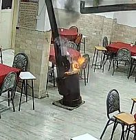 Güzel kokması için sobaya dökülen kolonya ortalığı savaş alanına çevirdi