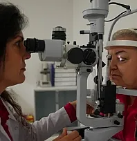 Kontakt lensle denize veya havuza girmek görme kaybına neden olabiliyor