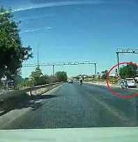 Kontrolsüz şekilde tali yola dönen otomobile arkadan gelen motosiklet çarptı