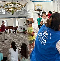 Kötekli Gençlik Merkezi gönüllüleri çocukların yüzünü güldürüyor