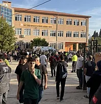 Manisa'da veliler okul önüne akın etti, ekiplerle arbede yaşandı