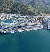 Marmaris'e 2 kruvaziyerle 2 bin 916 turist geldi