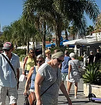 Marmaris'e bu hafta üç kurvaziyerle 9 bin 400 turist geldi