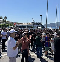 Marmaris'te çarşı esnafından belediyeye 'gölgelik' protestosu