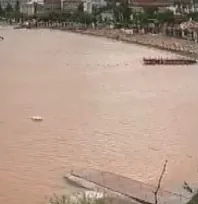 Marmaris'te denizin rengi kahverengiye dönüştü