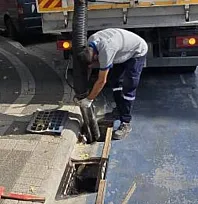Marmaris'te ızgara ve mazgallarda temizlik çalışması yapıldı