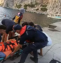 Marmaris'te özel teknede yaralanan vatandaşı Sahil Güvenlik ekipleri botla denizden tahliye etti