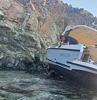 Marmaris'te Sürüklenen Fiber Tekne Kayalıklara Çarptı