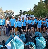 Marmaris'te turizm rehberleri ve belediye ekiplerinden sahil temizliği