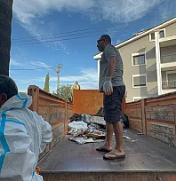 Marmaris'teki çöp evden bir kamyon çöp ve 30'a yakın kedi çıktı