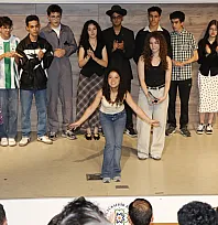 Menteşe Anadolu Lisesi öğrencilerinin 'Otobüs' oyunu beğeni ile izlendi