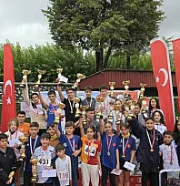 Menteşe'de Cumhuriyet Koşusu Heyecanı: Kupa ve Madalyalar Sahiplerini Buldu